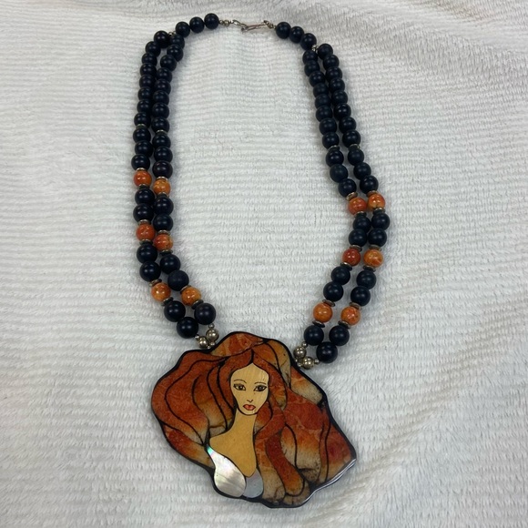 Necklace with Woman hanging from beads - Picture 6 of 8